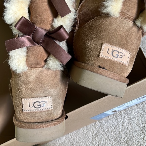 Embroidered Ugg Bailey Bow Tall - Picture 4 of 11